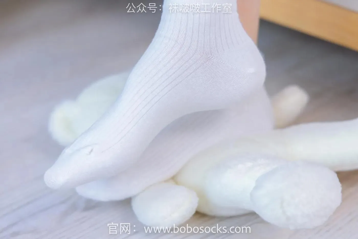 [BoBoSocks袜啵啵]NO.118 稚予-运动鞋、白棉袜、肉丝、踩小熊玩偶 [140P]插图3